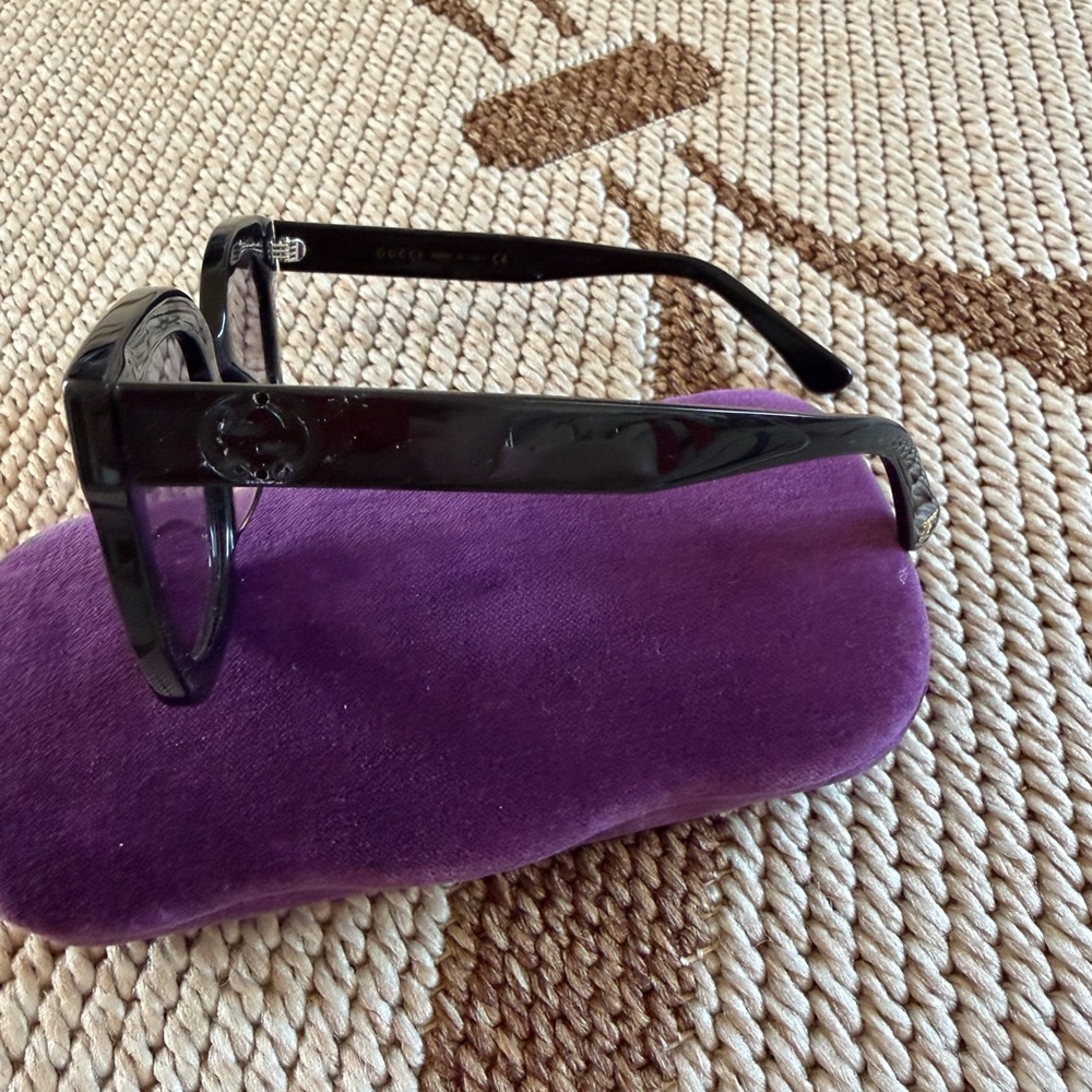 Gucci Black  Sunglasses with Bee Detail - Picture 3 of 15
